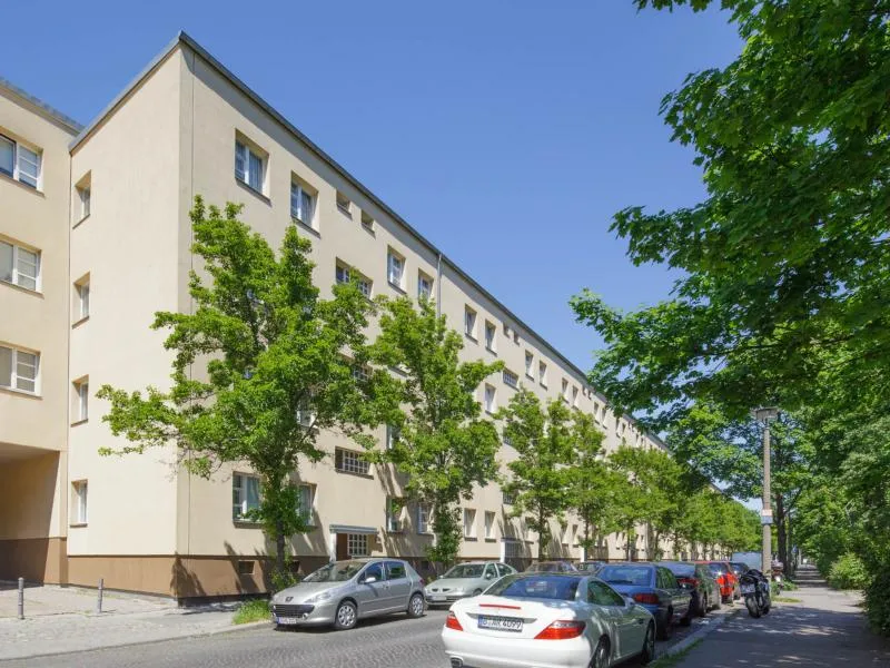Renovierungsbedürftige Wohnung mit Balkon  in Alt-Hohenschönhausen neu zu vermieten — photo 1